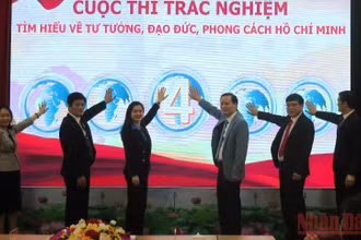 Ban tổ chức cuộc thi ấn nút mở phòng thi tại Ban Tuyên giáo Tỉnh ủy Lạng Sơn.