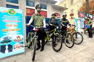 Các cán bộ, chiến sĩ trẻ lực lượng Công an Thành phố Hà Nội đạp xe tới các “địa chỉ đỏ” nhằm lan tỏa lòng tự hào dân tộc, tình yêu quê hương, đất nước đến người dân, thanh niên Thủ đô. 
