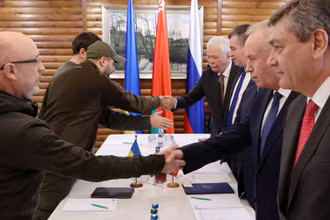 Vòng đàm phán vòng hai giữa Nga và Ukraine bắt đầu bằng những cái bắt tay. Ảnh: vesti.ru