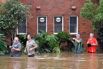 Người dân sơ tán khỏi vùng ngập lụt tại thành phố Sydney, Australia ngày 8/3/2022. (Ảnh: AFP/TTXVN)