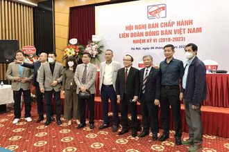 Ban Chấp hành Liên đoàn Bóng bàn Việt Nam chúc mừng ông Nguyễn Xuân Vũ. (Ảnh: TIẾN CƯỜNG)