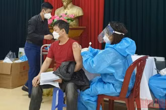 Tiêm mũi 3 Covid-19 cho người dân phường Hồng Sơn, TP Vinh.