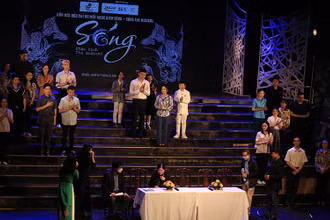 Tại cuộc họp báo ra mắt vở nhạc kịch “Sóng”.