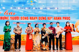 Các đại biểu tham dự giao lưu “Những người đồng hành dựng xây hạnh phúc”.