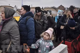 Người tị nạn Ukraine sơ tán sang Medyka, miền Đông Ba Lan. (Ảnh: AFP/TTXVN)