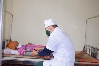 Quân y Bộ đội Biên phòng Nghệ An khám bệnh cho người dân. 