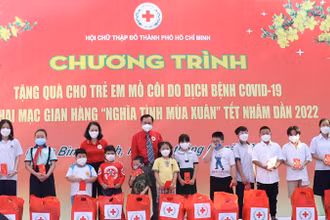 Trao quà cho trẻ mồ côi vì Covid-19 và gian hàng “Nghĩa tình mùa xuân” tại thành phố Hồ Chí Minh (Ảnh: VNRC).