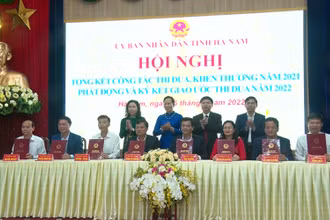 Các đơn vị ký giao ước thi đua.