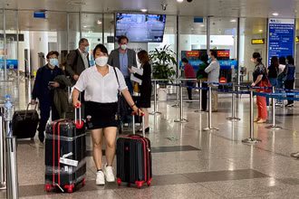 Khách quốc tế đến Hà Nội trong ngày đầu mở cửa đón khách du lịch. Ảnh: MINH TRANG