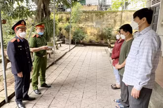 Cơ quan Cảnh sát điều tra, Công an tỉnh tống đạt các quyết định khởi tố vụ án, khởi tố bị can. (Ảnh: Đức Vũ/Báo Nghệ An)