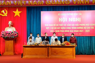 Đại diện lãnh đạo các địa phương ký kết bàn giao giải phóng mặt bằng đợt 1.