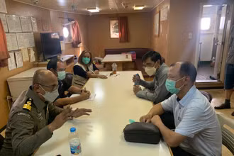 Đại diện Đại sứ quán Việt Nam tại Thái Lan (ngoài cùng, bên phải) làm việc với cơ quan chức năng của Thái Lan và đại diện chủ tàu MV Toyo Star.