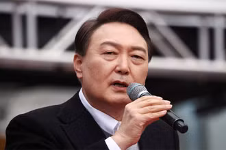 Ông Yoon Suk-yeol trong chiến dịch tranh cử tại Seoul, ngày 1/3. (Ảnh: Reuters)