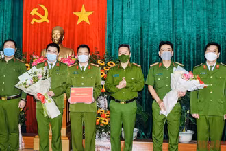 Lãnh đạo Công an Hải Phòng biểu dương, khen thưởng lực lượng Cảnh sát Kinh tế. (Ảnh: QUANG DŨNG)