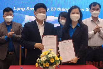 Lãnh đạo Sở Thông tin và Truyền thông cùng Tỉnh đoàn Lạng Sơn ký kết Chương trình hợp tác về thúc đẩy triển khai chuyển đổi số.