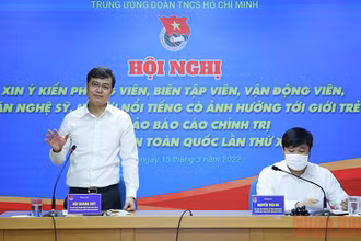 Đồng chí Bùi Quang Huy (bên trái trong ảnh) phát biểu ý kiến tại Hội nghị.