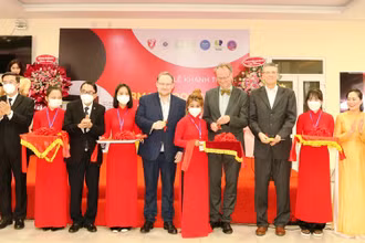 Lãnh đạo Đại học Huế, Viện Goethe-Cơ quan trao đổi Hàn lâm Đức và các đơn vị cắt băng khánh thành Không gian ngôn ngữ và văn hóa Đức tại Huế.