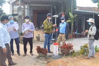 Ban Quản lý dự án 2 bàn giao cột mốc giới giải phóng mặt bằng dự án thành phần cao tốc Quảng Ngãi-Hoài Nhơn cho huyện Tư Nghĩa. 