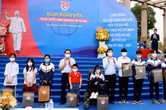 Đại diện lãnh đạo chính quyền địa phương và các đơn vị liên quan trao quà tặng học sinh có hoàn cảnh khó khăn trong khuôn khổ “Ngày đoàn viên” năm 2022.