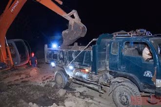 Các đối tượng khai thác đất trái phép bị bắt giữ.