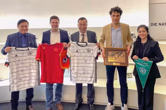 Đoàn công tác VFF chụp ảnh lưu niệm cùng đại diện DFB. (Ảnh: VFF)