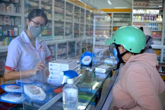 Người dân tìm đến mua kit test nhanh tại nhà thuốc Hồng Đào (phường 6, TP. Cà Mau chiều 2/3)