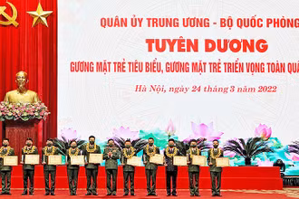 Đại tướng Phan Văn Giang (đứng giữa) trao danh hiệu Gương mặt trẻ tiêu biểu toàn quân năm 2021 tặng 10 cá nhân xuất sắc tại buổi lễ.
