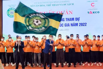 Lãnh đạo ngành thể thao Lâm Đồng phất cờ quyết thắng tại lễ xuất quân.