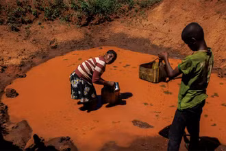 Người dân tại vùng Anosy, Madagascar lấy nước mưa để sử dụng. (Ảnh: Reuters)