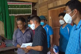 Đại diện lãnh đạo huyện Điện Biên Đông thăm hỏi, trao hỗ trợ gia đình có trẻ bị đuối nước.