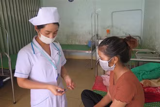 Bác sĩ hướng dẫn bệnh nhân lao uống thuốc tại Trung tâm y tế huyện Đăk Hà, tỉnh Kon Tum.