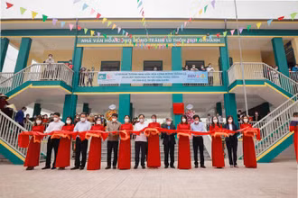 Các đại biểu cắt băng khánh thành Nhà cộng đồng tránh lũ ở Hà Tĩnh.