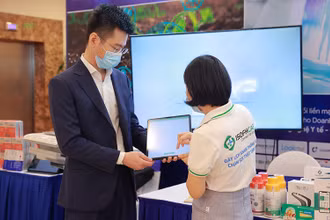 Giới thiệu sản phẩm khoa học công nghệ tại lễ phát động.