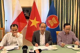 Tại buổi họp báo chiều 6/3, Đại sứ Nguyễn Hùng cho biết, bảo hộ công dân là nhiệm vụ trọng tâm hàng đầu nhằm bảo đảm an toàn cho bà con sơ tán từ Ukraine sang Ba Lan.