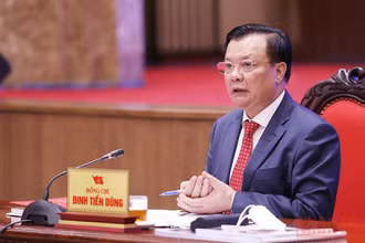 Đồng chí Đinh Tiến Dũng giải đáp những băn khoăn, trăn trở của các đại biểu thanh niên tại Hội nghị.