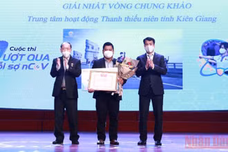Đại diện nhóm thí sinh Kiên Giang nhận giải nhất của cuộc thi.