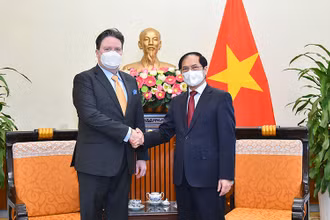 Bộ trưởng Ngoại giao Bùi Thanh Sơn và Đại sứ Hoa Kỳ tại Việt Nam Marc Knapper tại buổi tiếp. (Ảnh: Bộ Ngoại giao) 