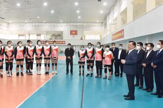 Bí thư Thành ủy Hà Nội Đinh Tiến Dũng thăm, động viên các đội tuyển đang luyện tập tại Trung tâm Huấn luyện thể thao quốc gia Hà Nội. 