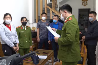 Công an thành phố Thanh Hóa công bố lệnh khám xét nơi ở khẩn cấp của Phạm Thị Nga.