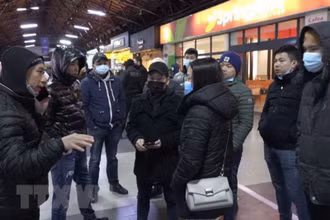Người Việt sơ tán từ Ukraine tới Nhà ga chính ở thủ đô Bucarest, Romania. (Ảnh: TTXVN)