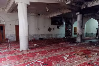 Hiện trường thánh đường sau vụ đánh bom liều chết tại Peshawar, Pakistan, ngày 4/3. (Ảnh: Reuters)