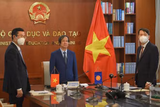 Bộ trưởng Nguyễn Kim Sơn và lãnh đạo Bộ Giáo dục và Đào tạo tại lễ tiếp nhận vai trò Chủ tịch Kênh Giáo dục ASEAN nhiệm kỳ 2022-2023.