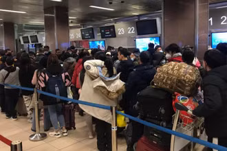 Bà con xếp hành làm thủ tục xuất cảnh tại sân bay thủ đô Bucharest, Romania. (Ảnh: Mạnh Hùng/TTXVN)