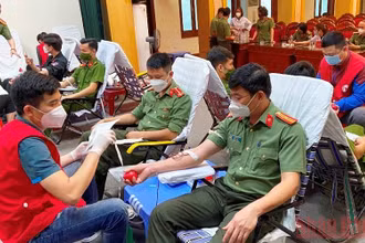 Cán bộ, chiến sĩ Công an Thanh Hóa tình nguyện hiến máu.