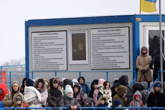 Người tị nạn Ukraine di tản đến cửa khẩu Isaccea-Orlivka, Romania, ngày 9/3/2022. (Ảnh: REUTERS)