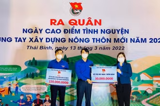 Trung ương Đoàn tặng biểu trưng kinh phí hỗ trợ xây dựng nông thôn mới tại tỉnh Thái Bình.