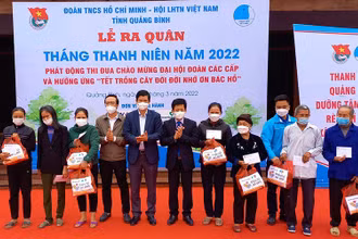 Các đại biểu tặng quà cho gia đình chính sách tại thị xã Ba Đồn.