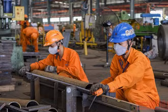 Công nhân sản xuất tại Công ty CP Cơ khí Xây dựng Thương mại Đại Dũng.