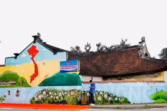 Di tích Đình Tự Đông khi mới vẽ tranh tường lên. (Ảnh: Báo Hải Dương)