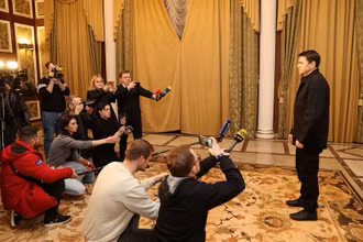 Cố vấn Tổng thống Ukraine Mykhailo Podolyak phát biểu sau cuộc hội đàm với phái đoàn Nga tại khu vực Gomel, Belarus, ngày 28/2/2022. (Ảnh: BelTA/Reuters)